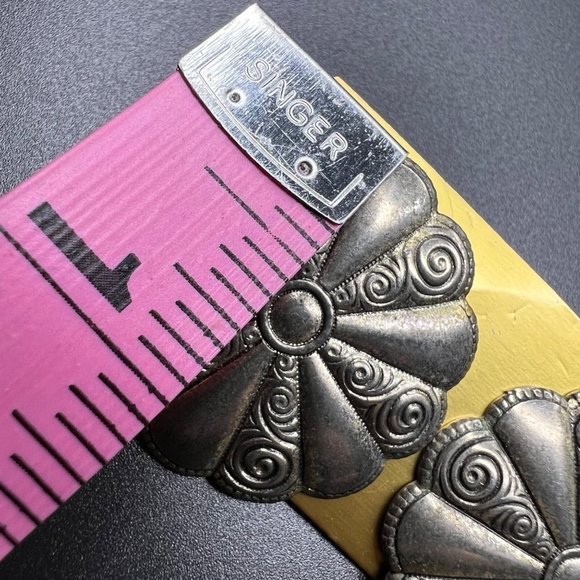 VINTAGE Disc Circle Earrings Silver Tone Flower - Picture 6 of 6